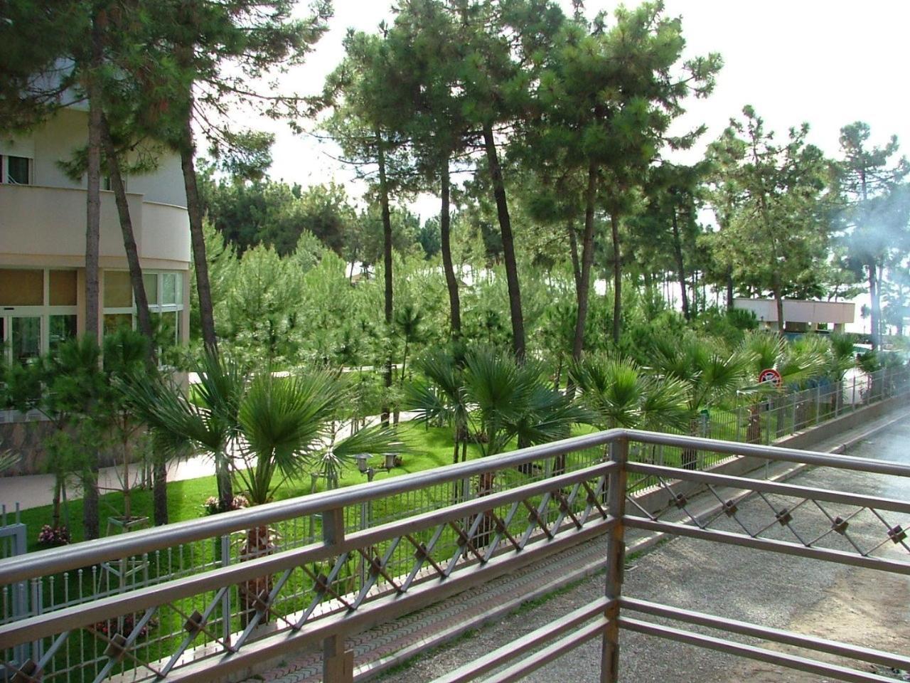 Hotel Dollari Kryemedhej Exterior photo